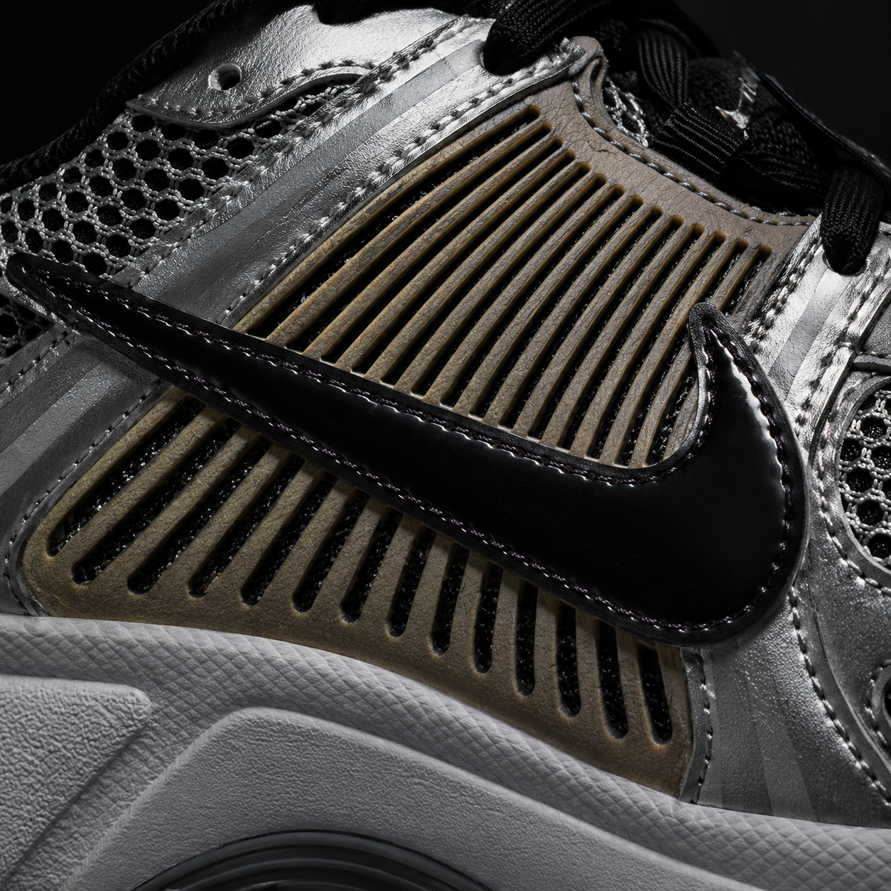 Nike Vomero 5 Wolf Metallic Silver, detalle de logo y material — Crazy!Duck Hype