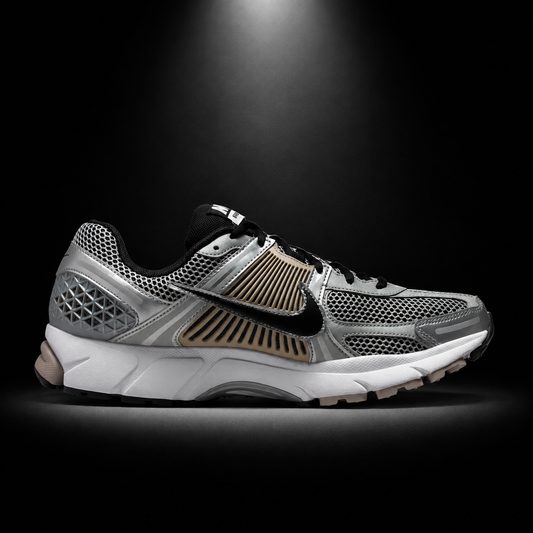 Nike Vomero 5 Wolf Metallic Silver, vista lateral — Crazy!Duck Hype