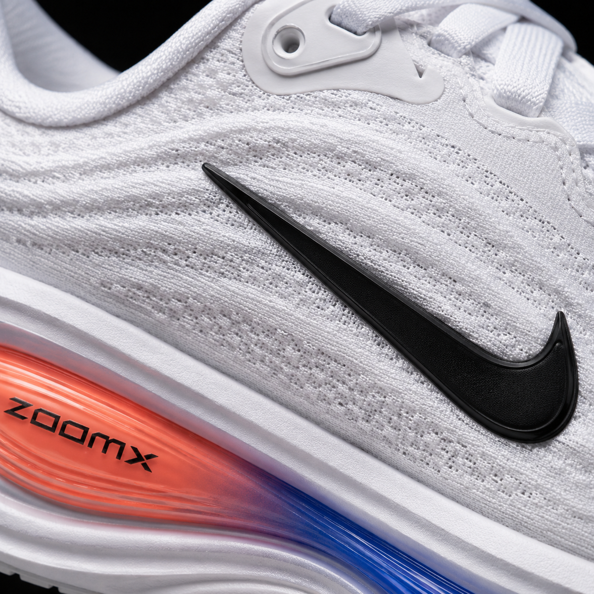 Nike Vomero Plus Atomic Pink White, detalle de logo y material — Crazy!Duck Hype