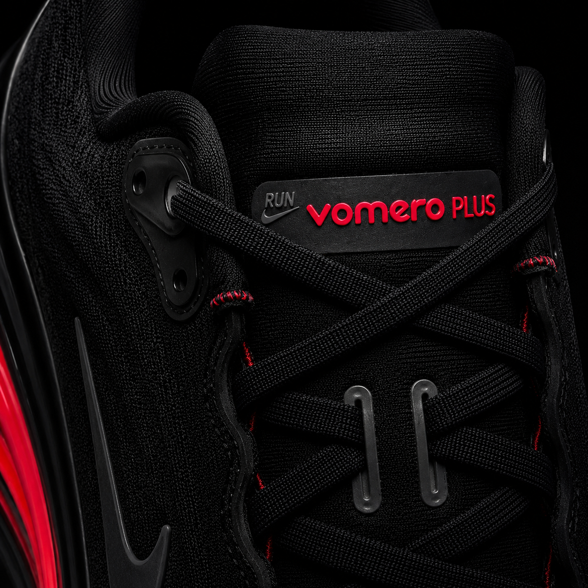 Nike Vomero Plus Black Bright Crimson, detalle de agujetas — Crazy!Duck Hype