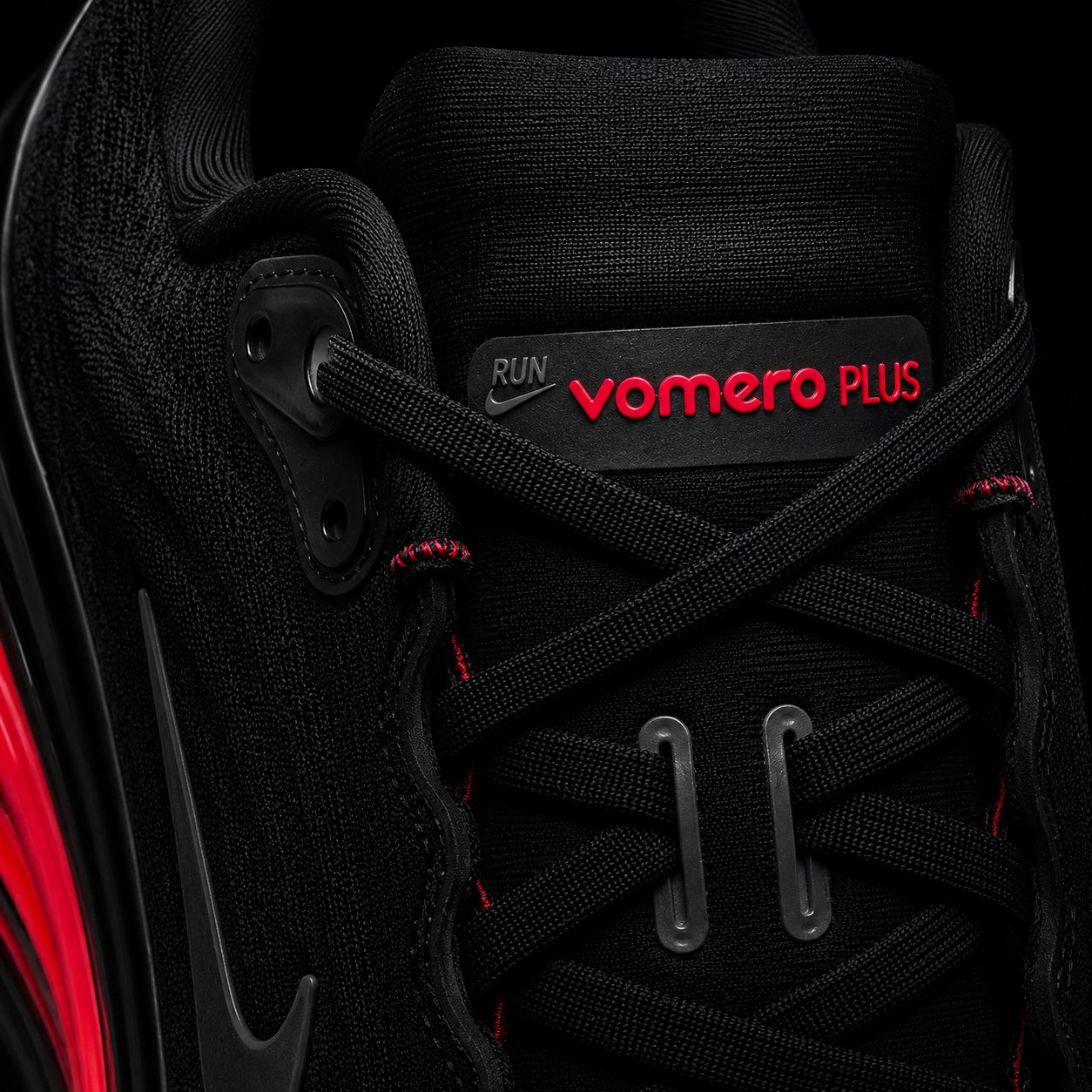 Nike Vomero Plus Black Bright Crimson, detalle de agujetas — Crazy!Duck Hype