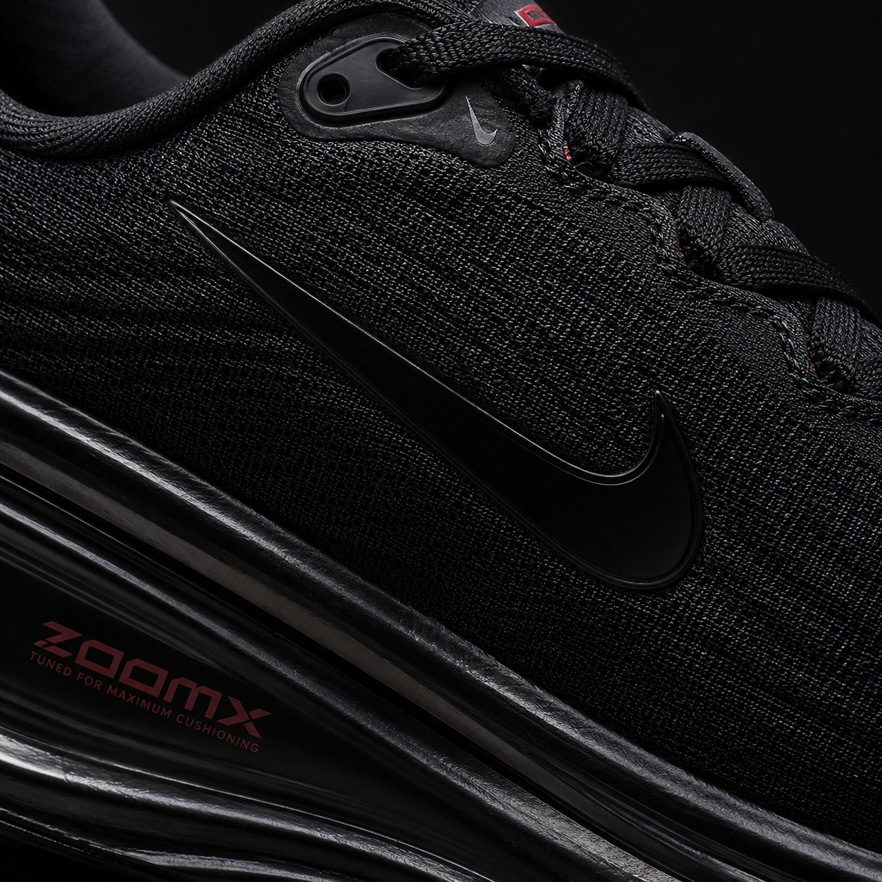 Nike Vomero Plus Black Bright Crimson, detalle de logo y material — Crazy!Duck Hype