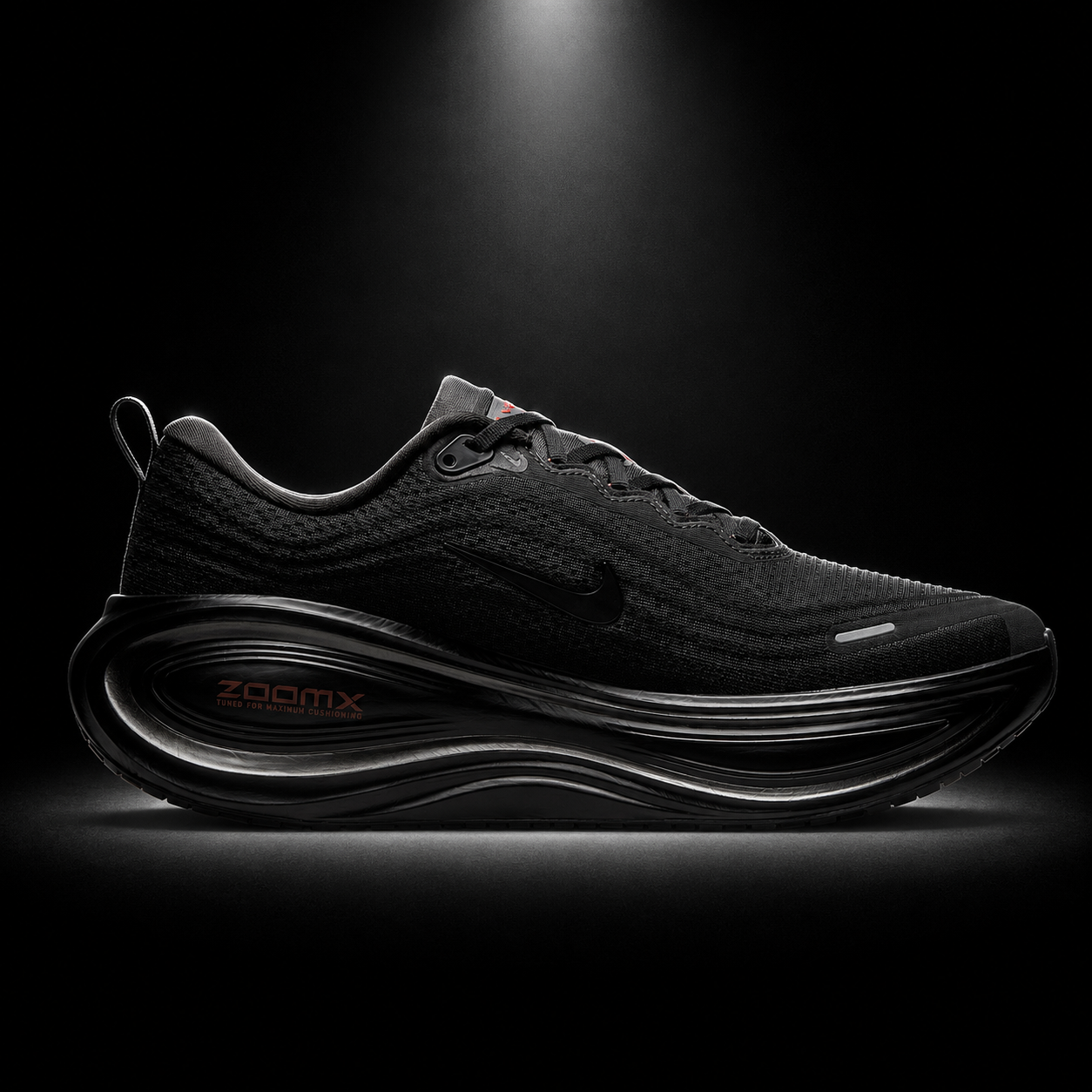 Nike Vomero Plus Black Bright Crimson, vista lateral — Crazy!Duck Hype