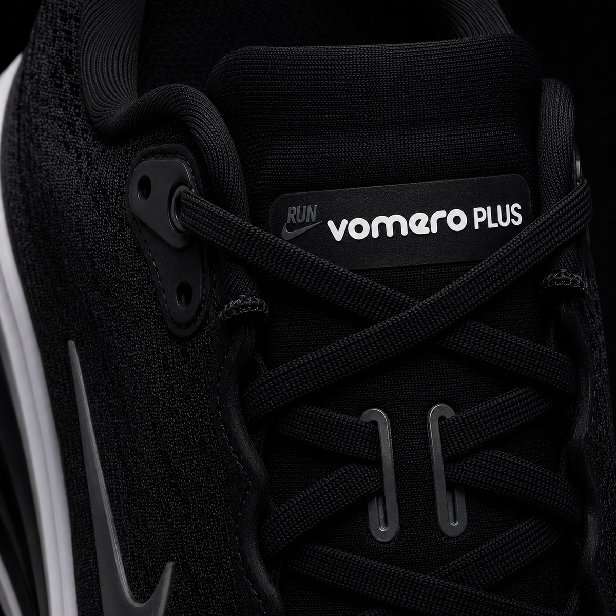 Nike Vomero Plus Black White, detalle de agujetas — Crazy!Duck Hype