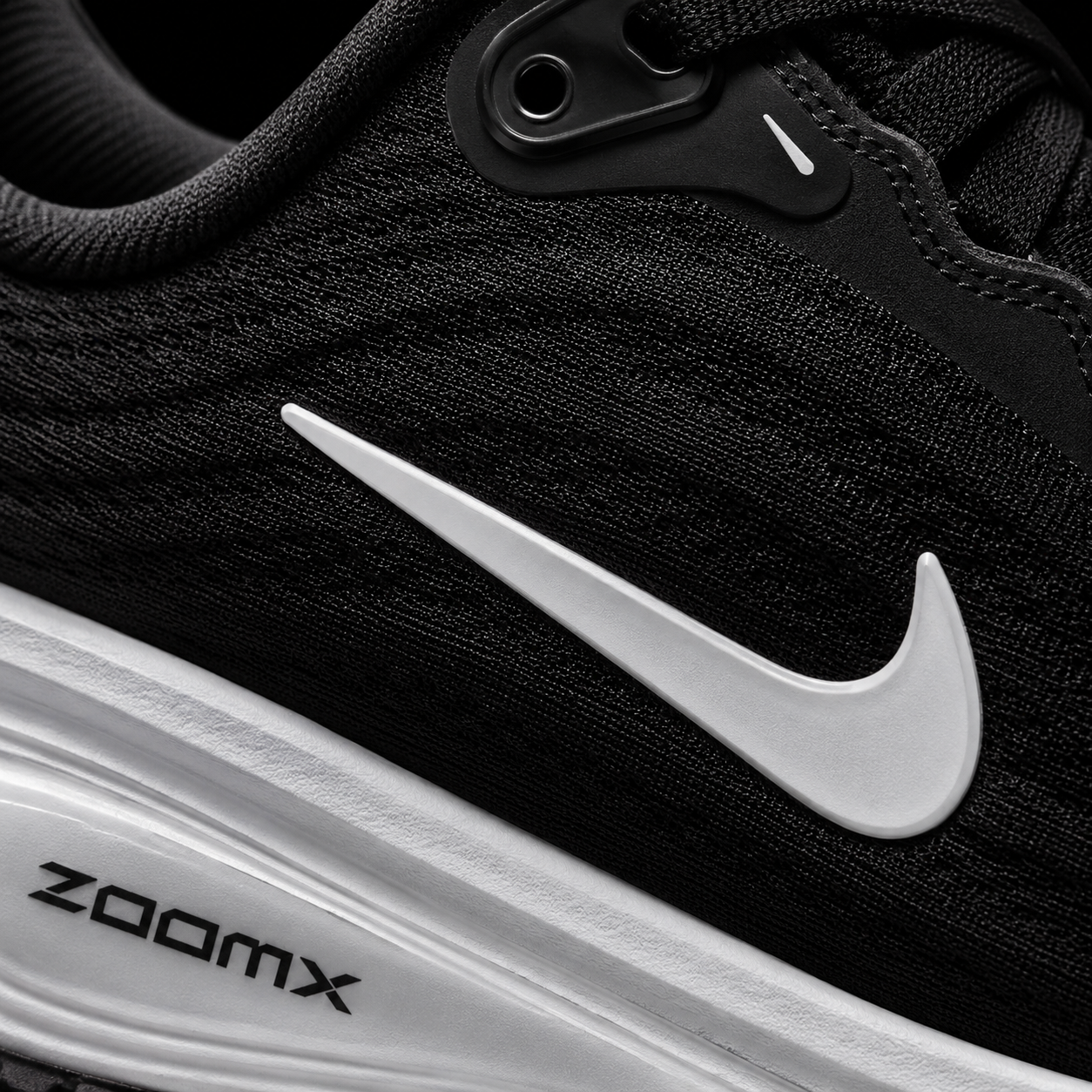 Nike Vomero Plus Black White, detalle de logo y material — Crazy!Duck Hype