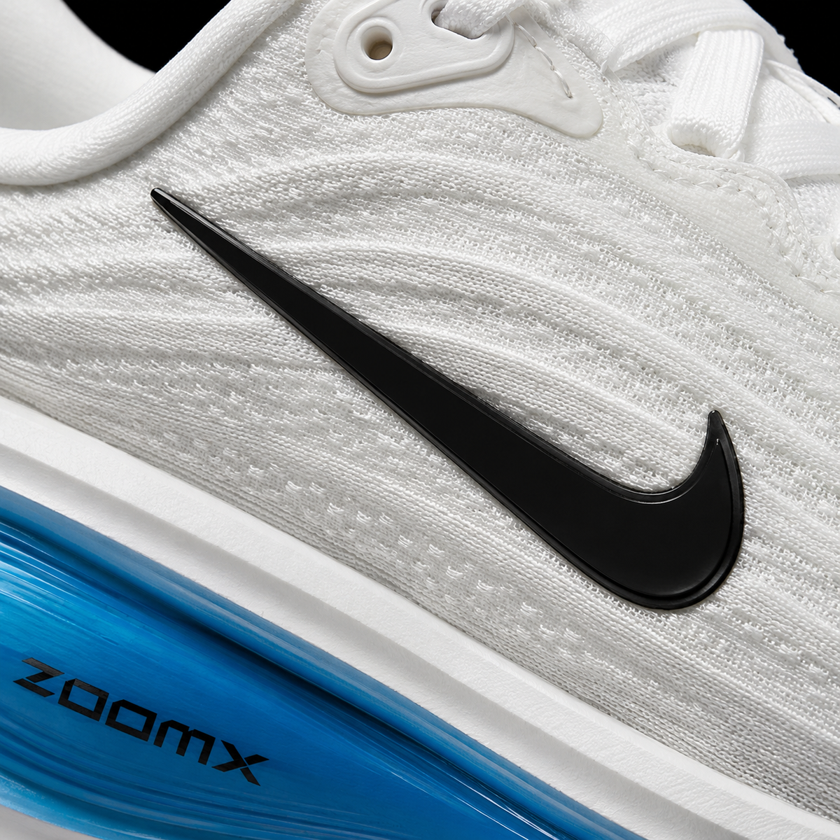 Nike Vomero Plus Black White Grey, detalle de logo y material — Crazy!Duck Hype
