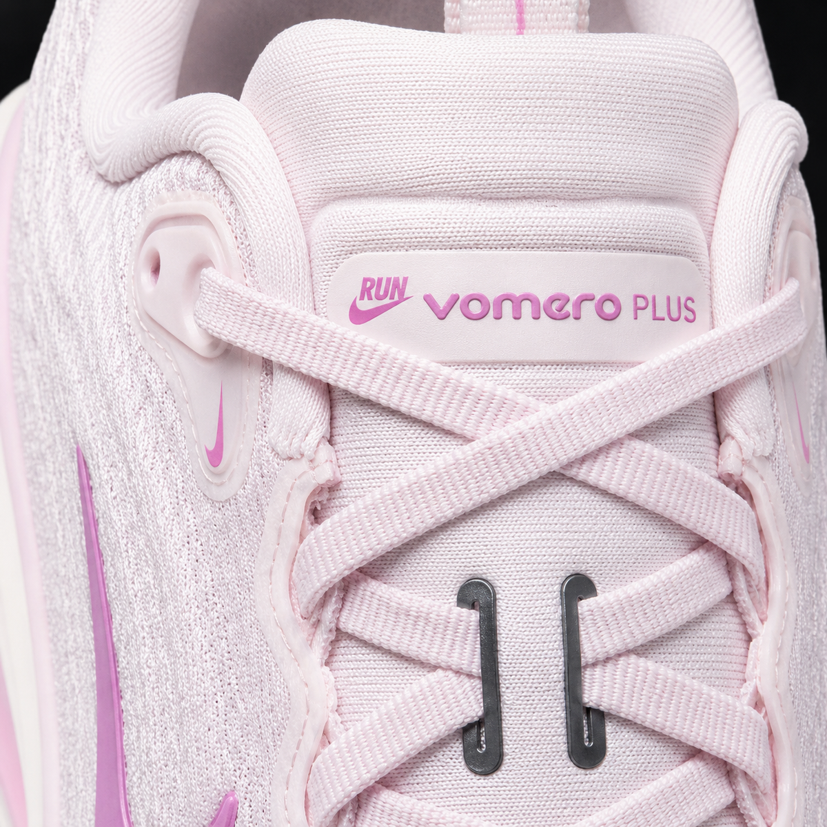 Nike Vomero Plus Bleached Lilac Light Magenta, detalle de agujetas — Crazy!Duck Hype