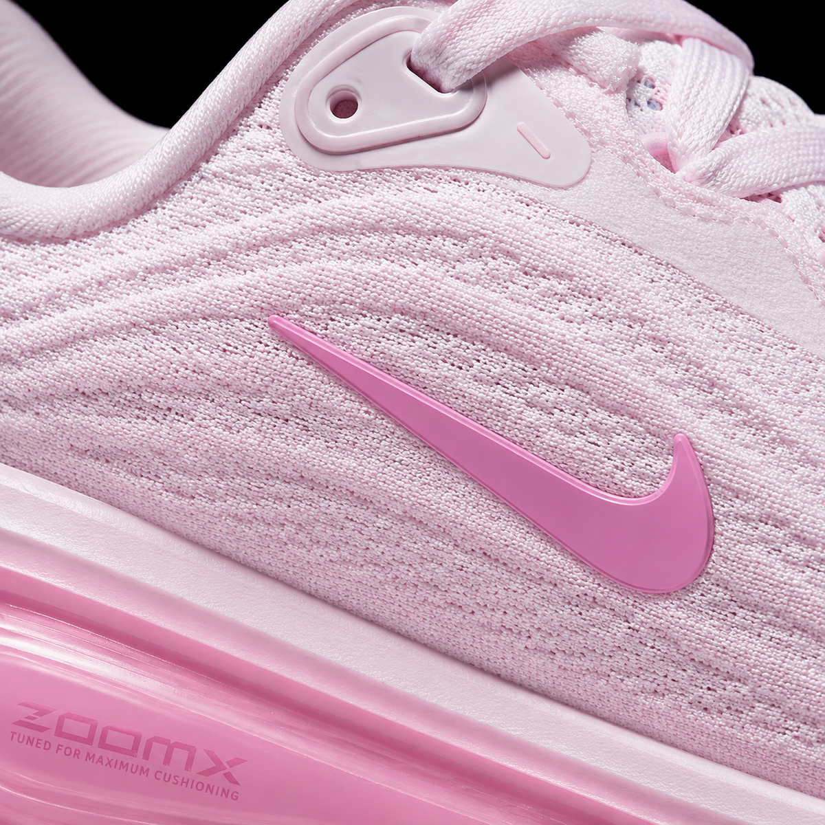 Nike Vomero Plus Bleached Lilac Light Magenta, detalle de logo y material — Crazy!Duck Hype