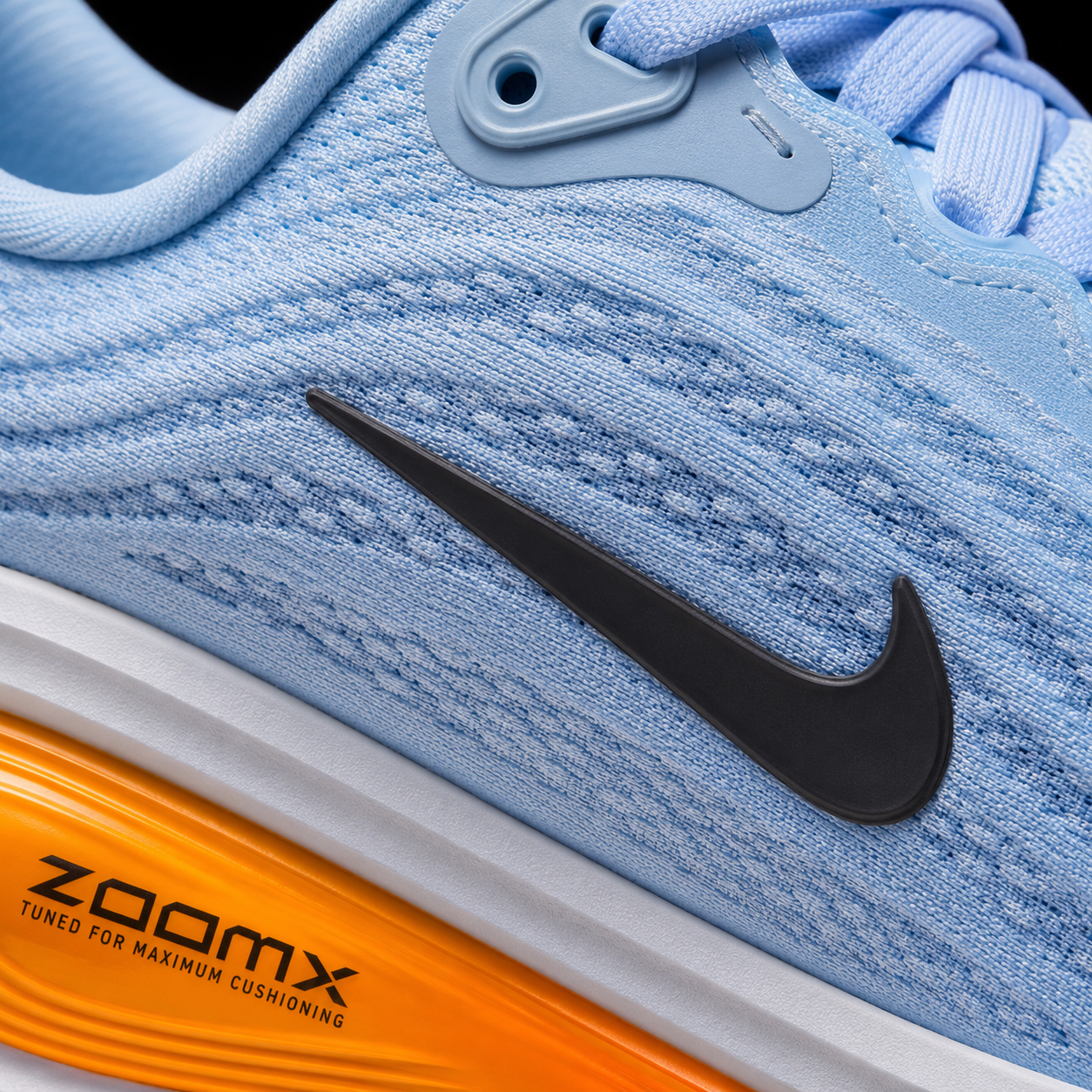 Nike Vomero Plus Blue Black Orange, detalle de logo y material — Crazy!Duck Hype