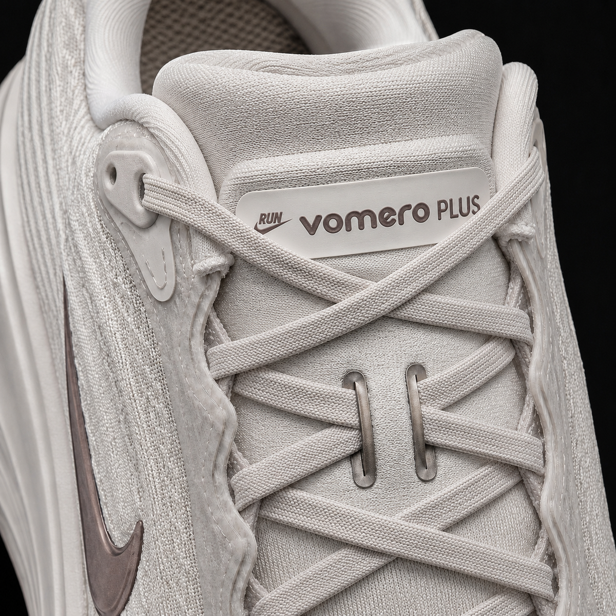 Nike Vomero Plus College Grey Light Iron, detalle de agujetas — Crazy!Duck Hype