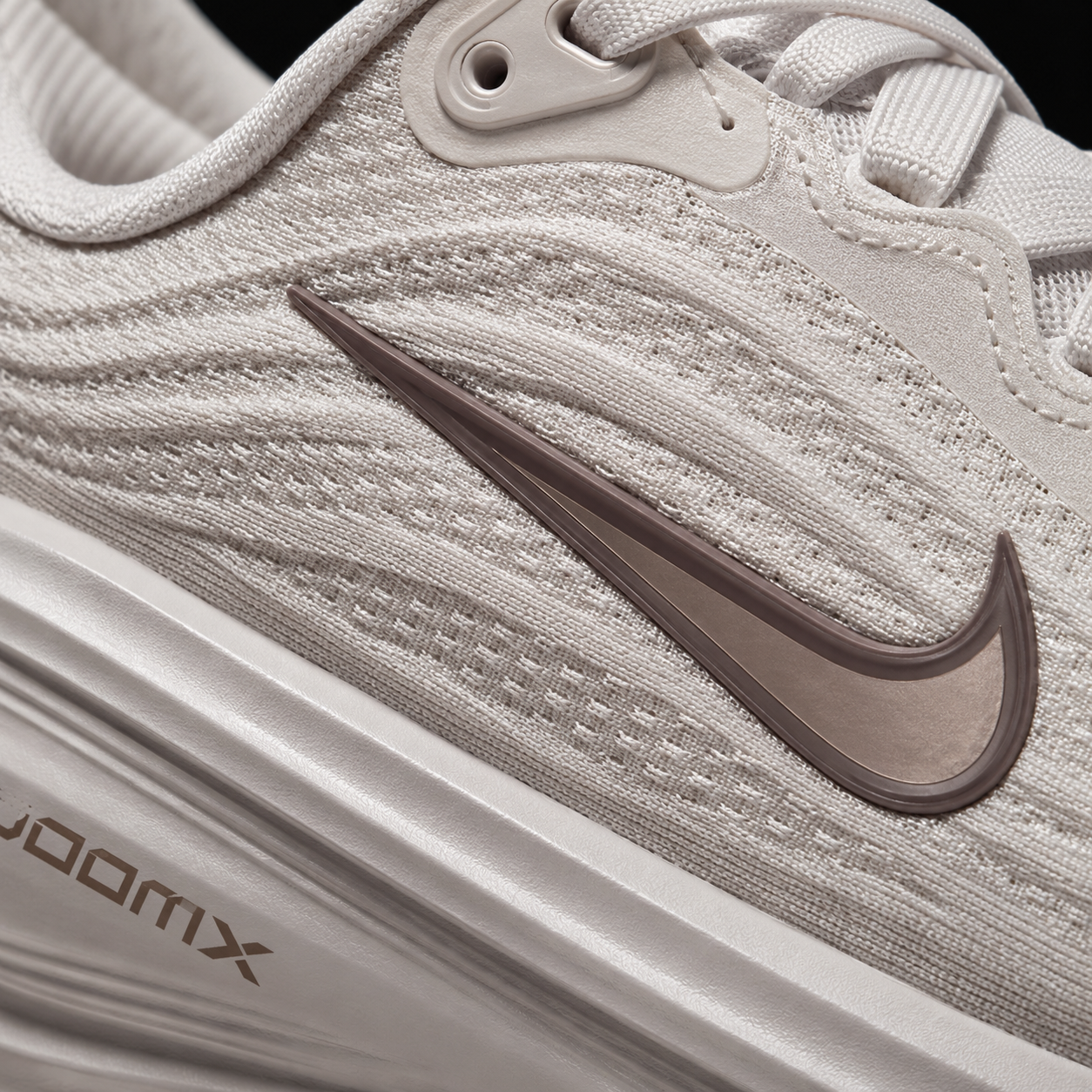 Nike Vomero Plus College Grey Light Iron, detalle de logo y material — Crazy!Duck Hype