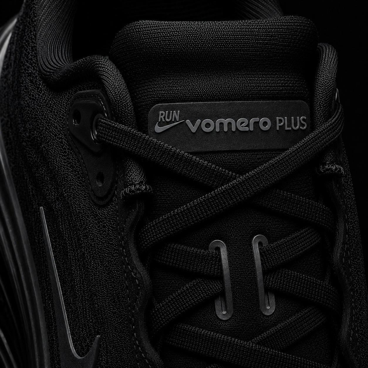 Nike Vomero Plus Dark Smoke Grey, detalle de agujetas — Crazy!Duck Hype