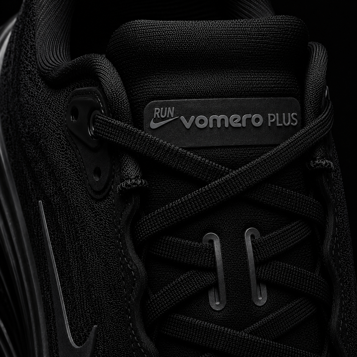 Nike Vomero Plus Dark Smoke Grey, detalle de agujetas — Crazy!Duck Hype