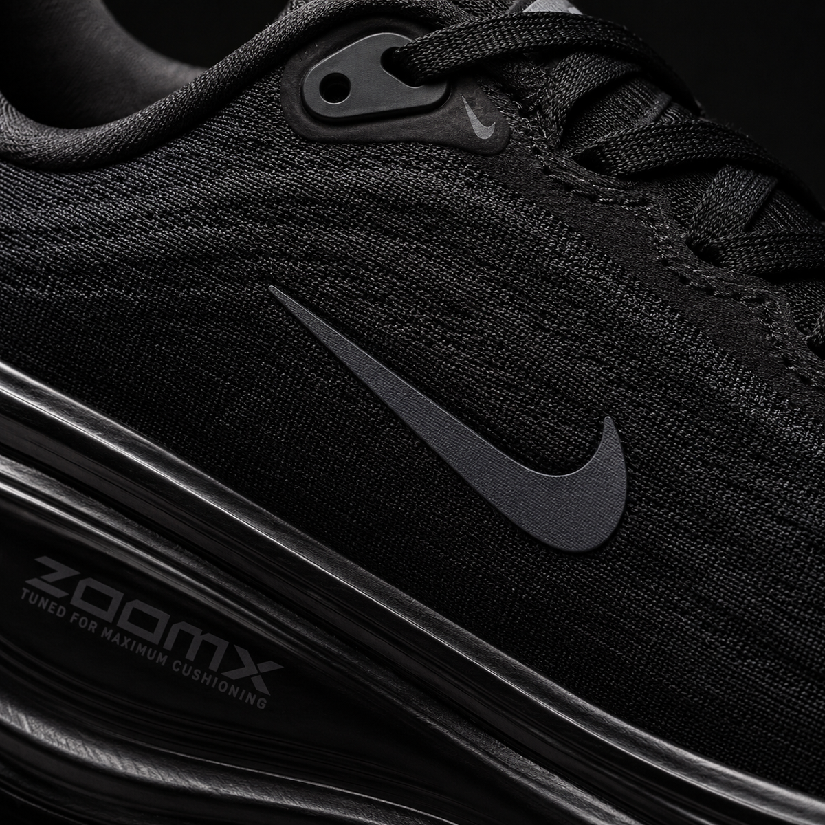 Nike Vomero Plus Dark Smoke Grey, detalle de logo y material — Crazy!Duck Hype