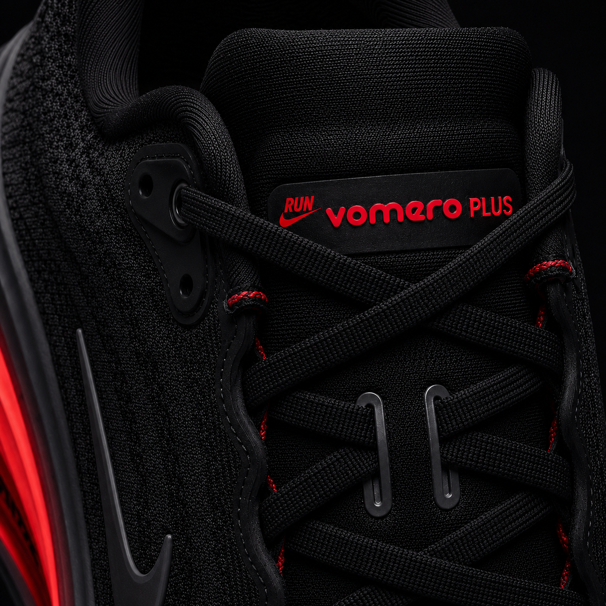 Nike Vomero Plus Gray Red Black, detalle de agujetas — Crazy!Duck Hype