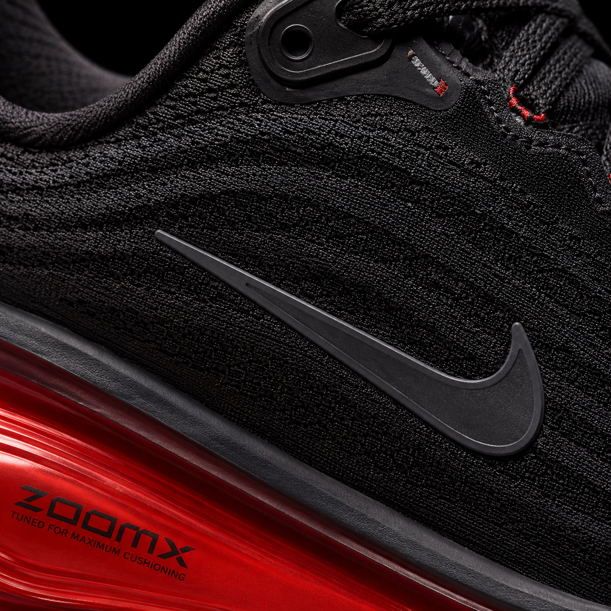 Nike Vomero Plus Gray Red Black, detalle de logo y material — Crazy!Duck Hype