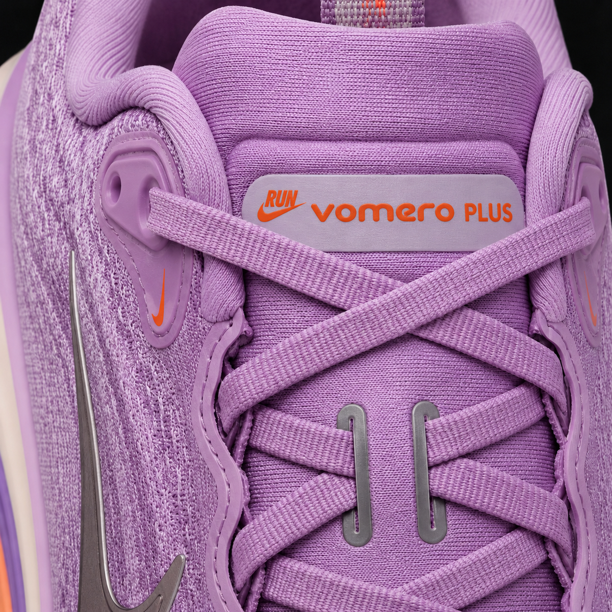 Nike Vomero Plus Magenta Pink Foam, detalle de agujetas — Crazy!Duck Hype