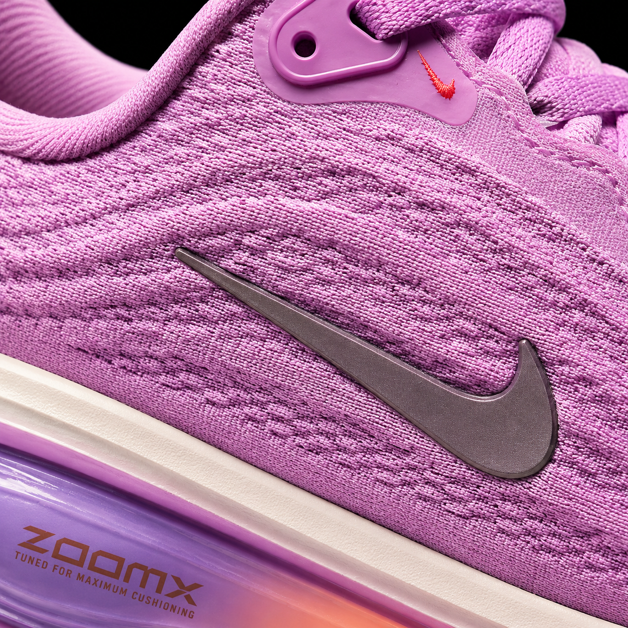 Nike Vomero Plus Magenta Pink Foam, detalle de logo y material — Crazy!Duck Hype