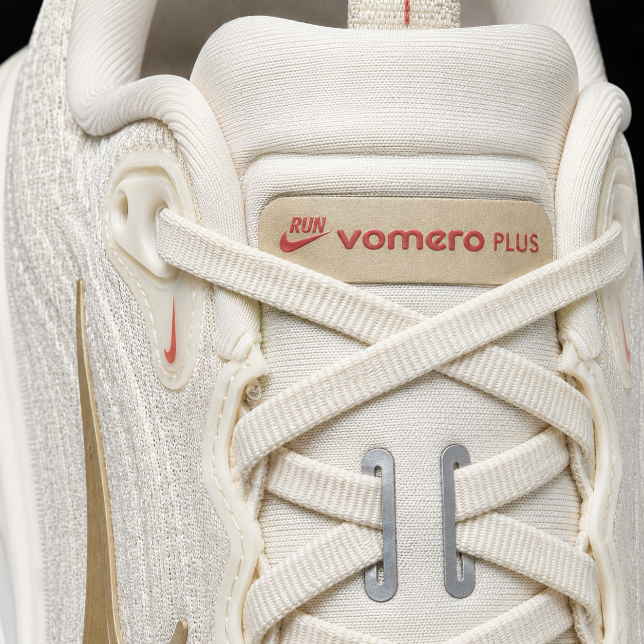 Nike Vomero Plus Metallic Gold Grain, detalle de agujetas — Crazy!Duck Hype