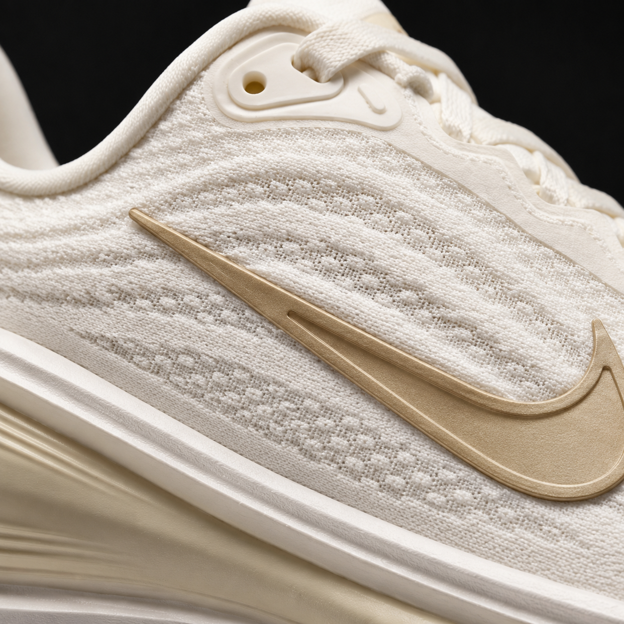 Nike Vomero Plus Metallic Gold Grain, detalle de logo y material — Crazy!Duck Hype