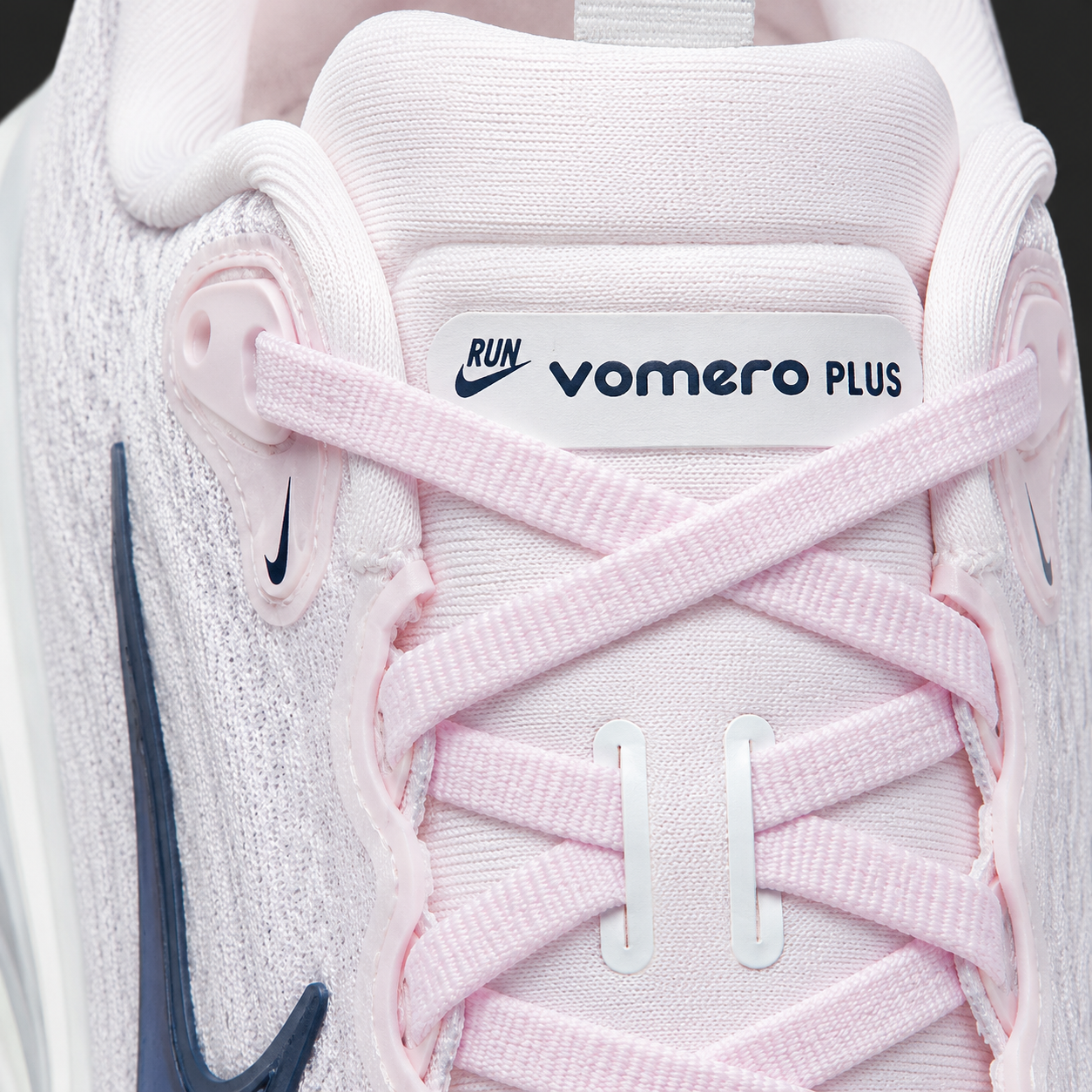 Nike Vomero Plus Midnight Navy Pearl Pink, detalle de agujetas — Crazy!Duck Hype