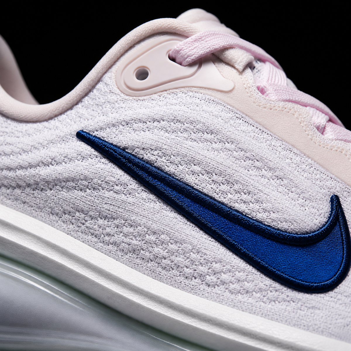 Nike Vomero Plus Midnight Navy Pearl Pink, detalle de logo y material — Crazy!Duck Hype