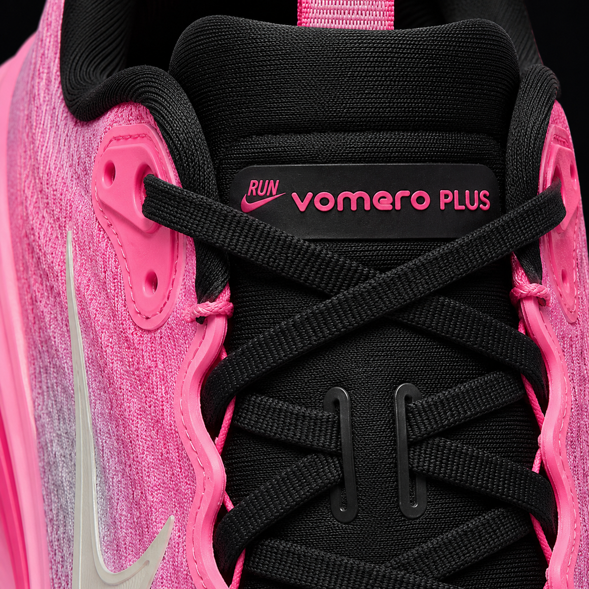 Nike Vomero Plus Pearl Pink Summit, detalle de agujetas — Crazy!Duck Hype