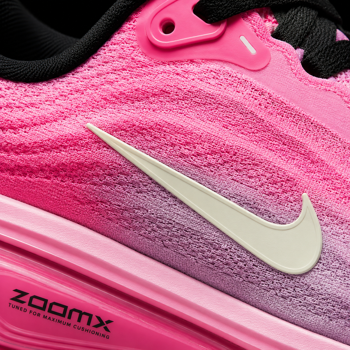 Nike Vomero Plus Pearl Pink Summit, detalle de logo y material — Crazy!Duck Hype