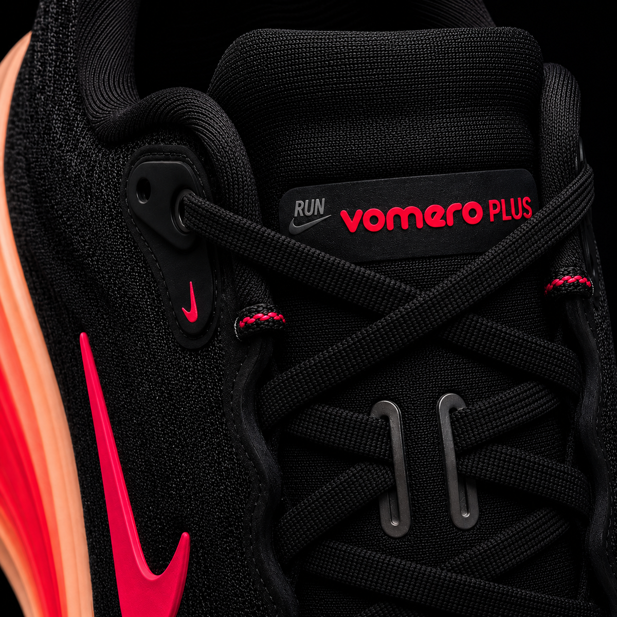 Nike Vomero Plus Red Black, detalle de agujetas — Crazy!Duck Hype