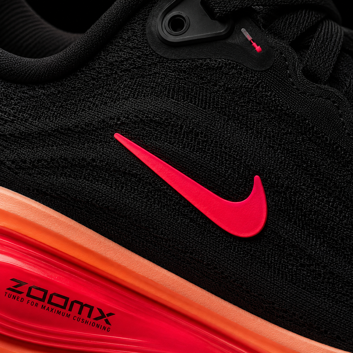 Nike Vomero Plus Red Black, detalle de logo y material — Crazy!Duck Hype