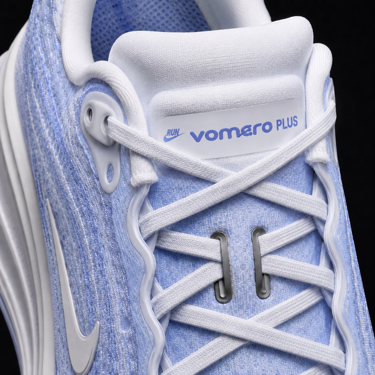 Nike Vomero Plus Royal Pulse Football Gray, detalle de agujetas — Crazy!Duck Hype