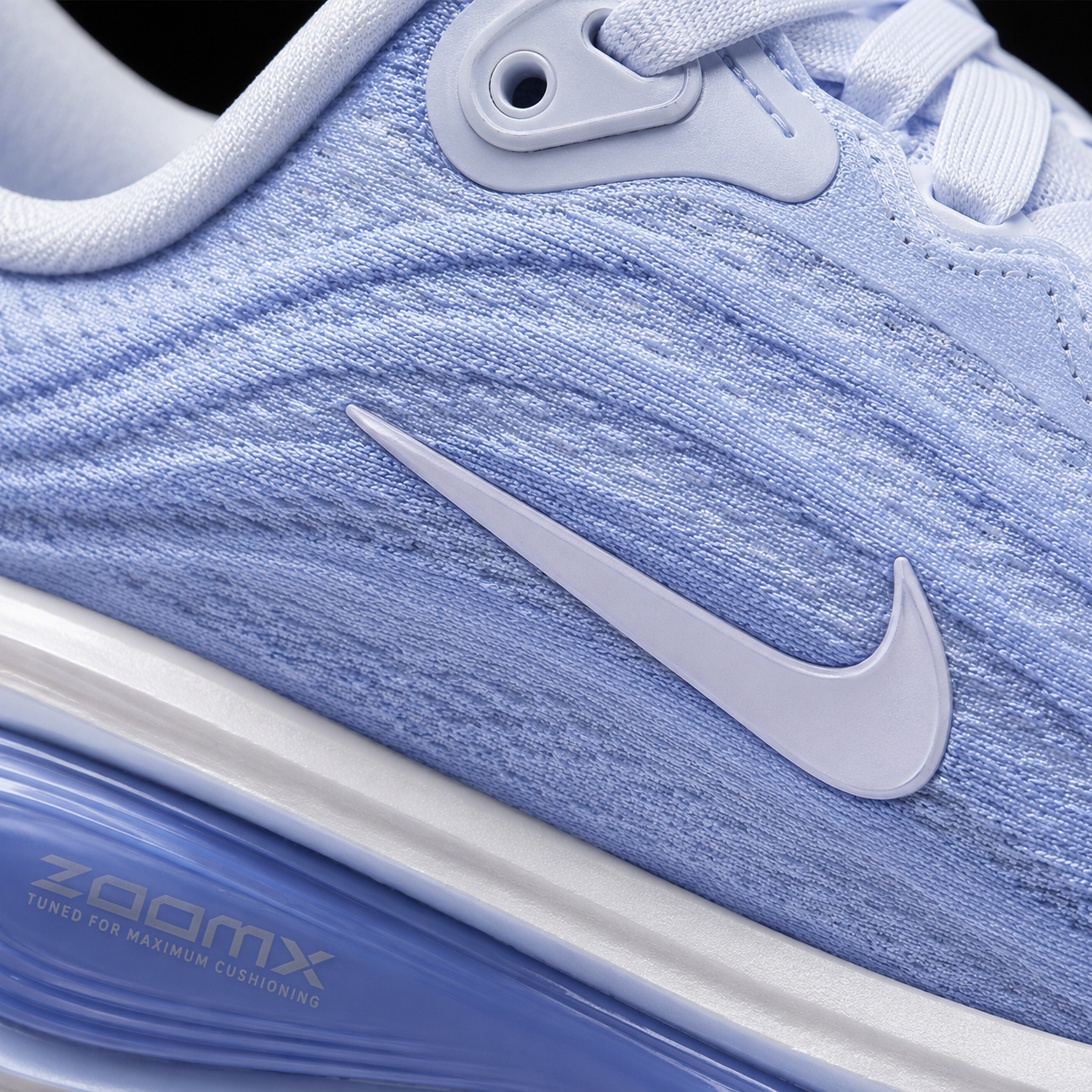 Nike Vomero Plus Royal Pulse Football Gray, detalle de logo y material — Crazy!Duck Hype