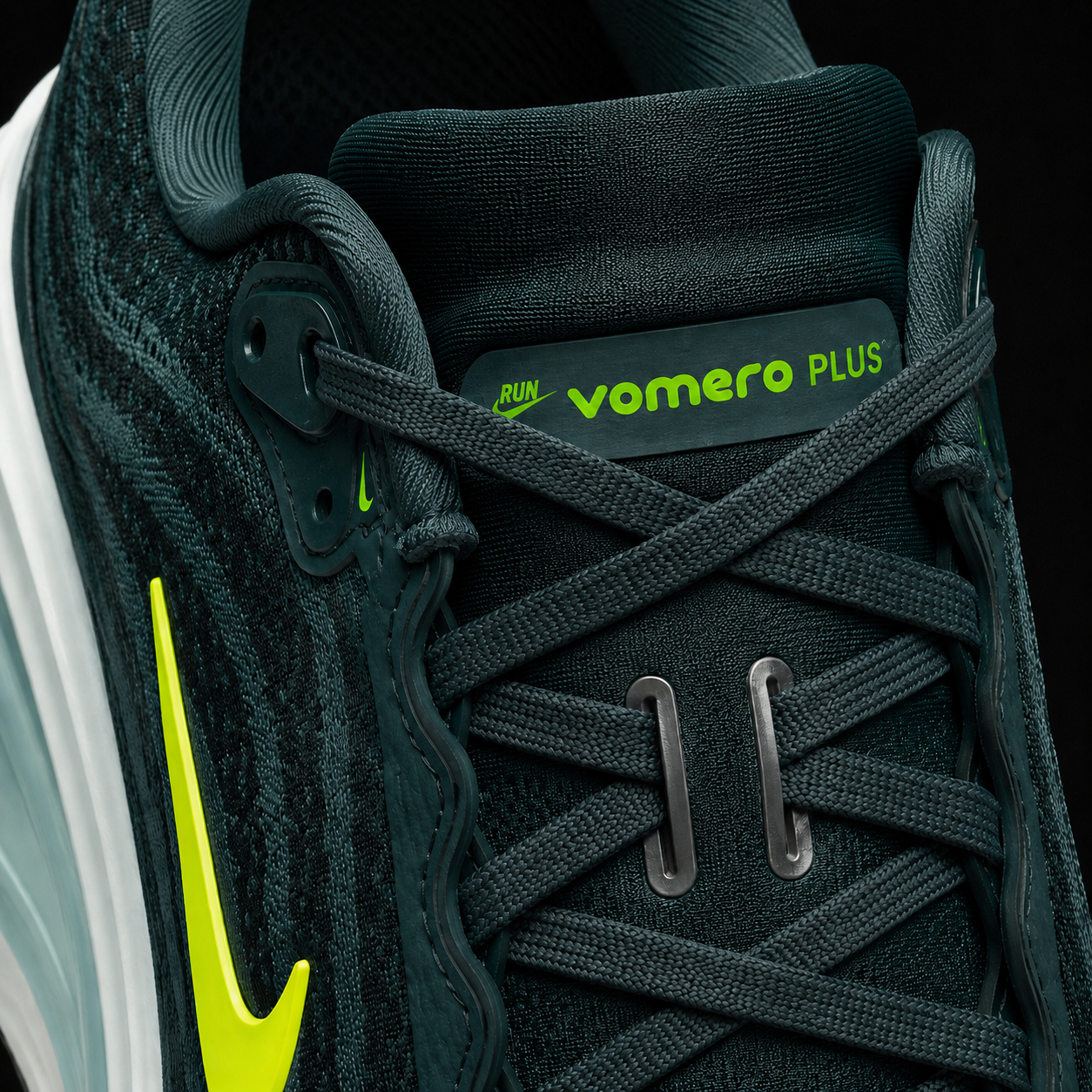 Nike Vomero Plus Seaweed Volt Barely, detalle de agujetas — Crazy!Duck Hype