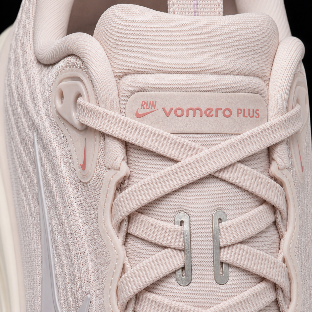 Nike Vomero Plus Silt Red Platinum Violet, detalle de agujetas — Crazy!Duck Hype