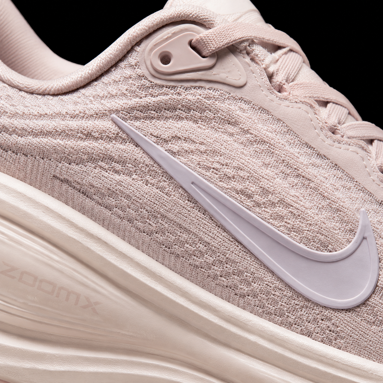 Nike Vomero Plus Silt Red Platinum Violet, detalle de logo y material — Crazy!Duck Hype