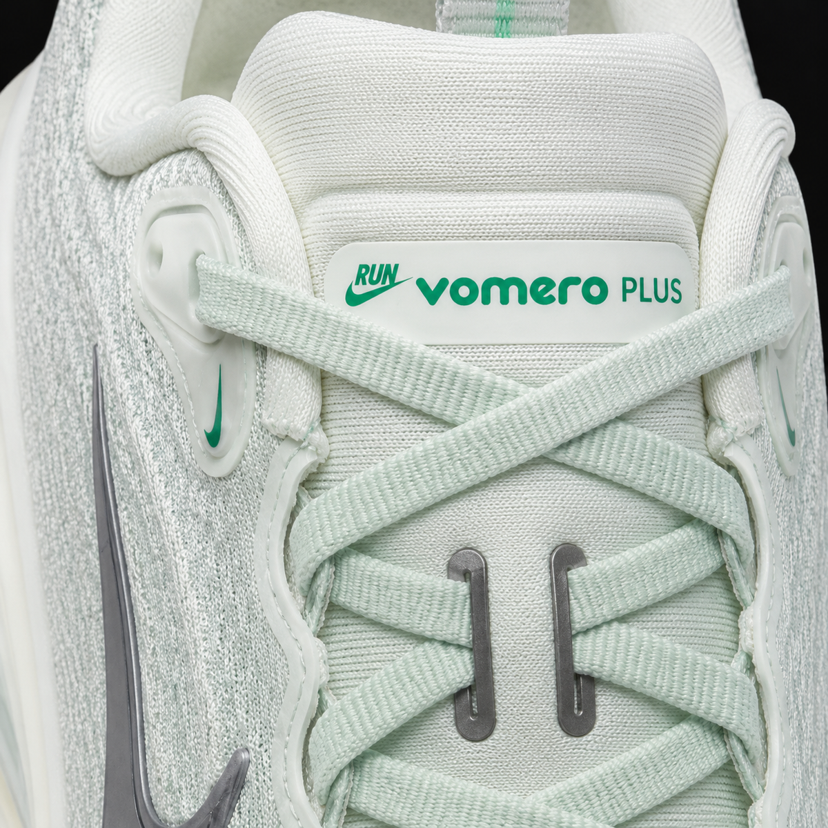 Nike Vomero Plus Silver Barely Green, detalle de agujetas — Crazy!Duck Hype