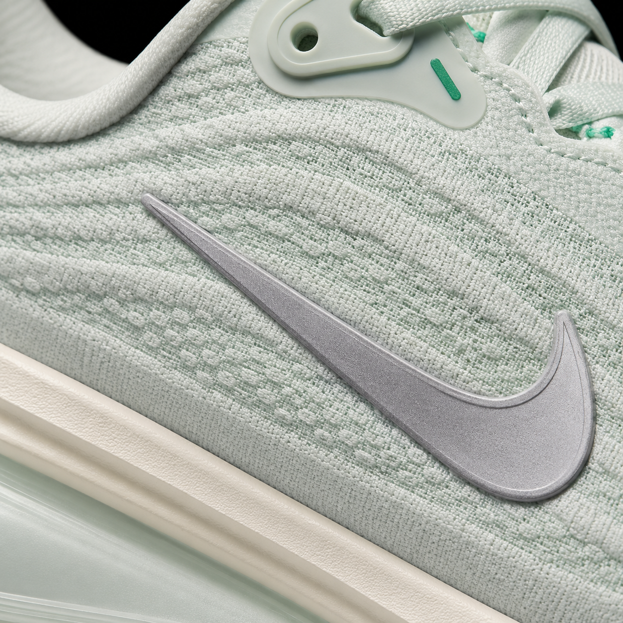 Nike Vomero Plus Silver Barely Green, detalle de logo y material — Crazy!Duck Hype