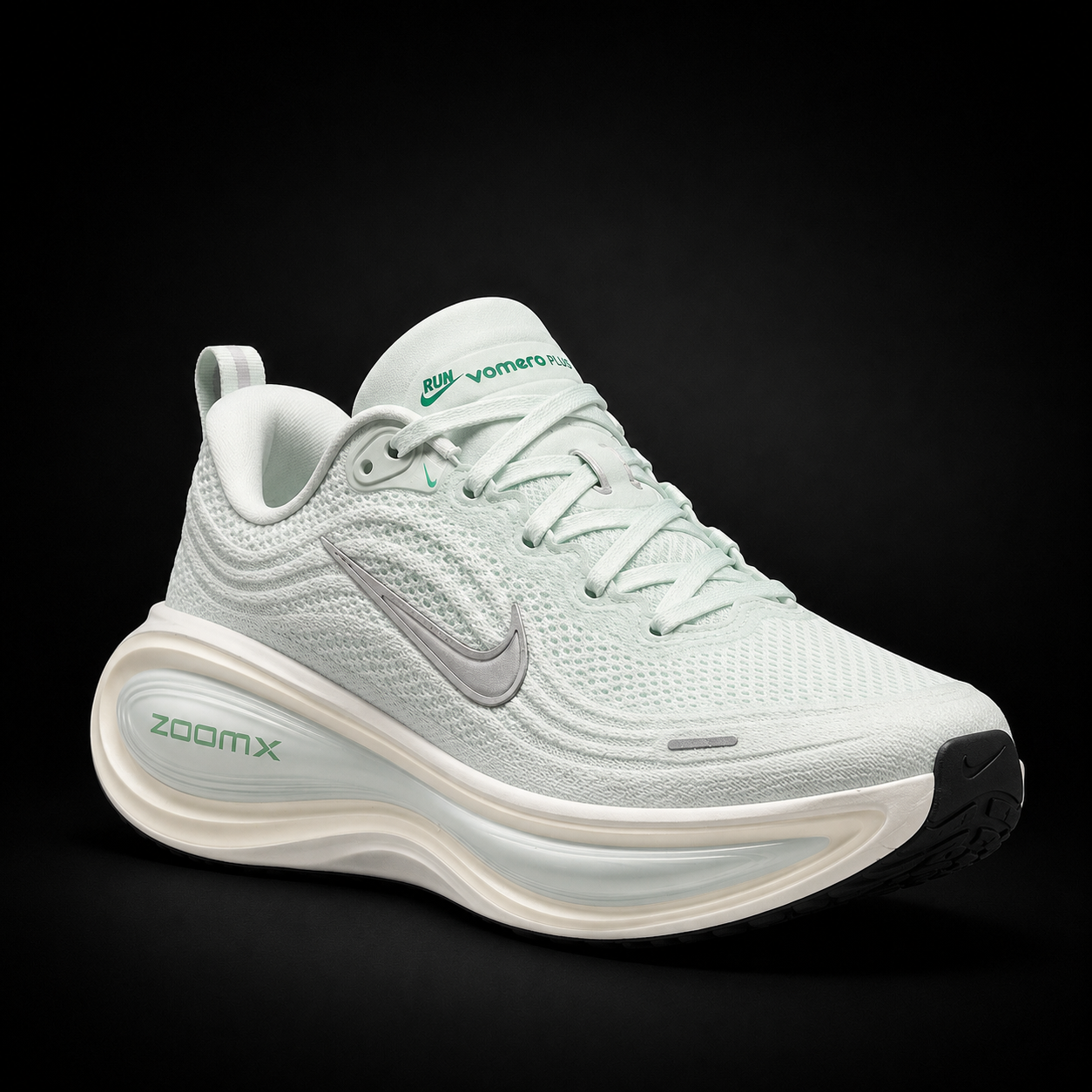 Nike Vomero Plus Silver Barely Green, vista frontal — Crazy!Duck Hype