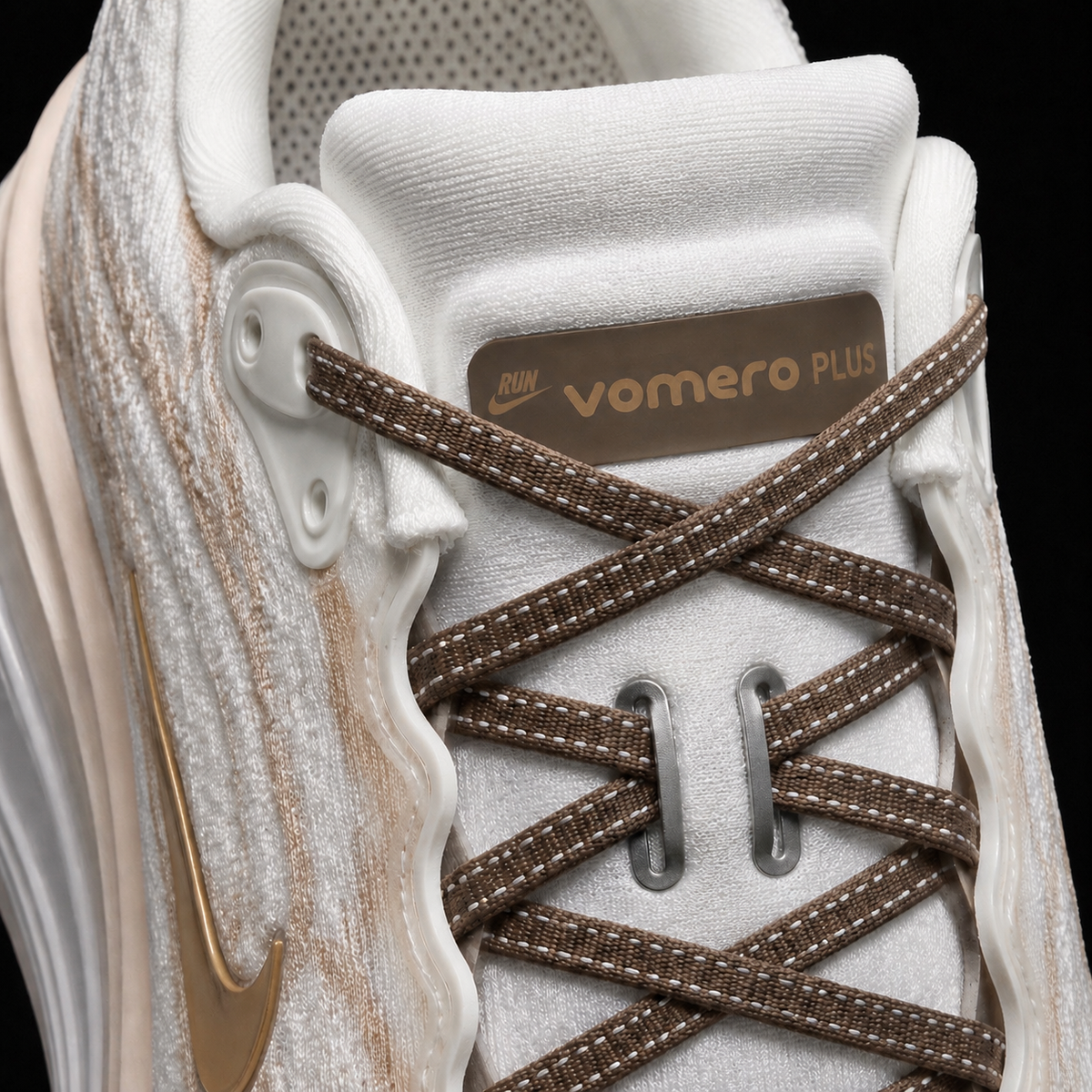 Nike Vomero Plus Summit White Peony, detalle de agujetas — Crazy!Duck Hype