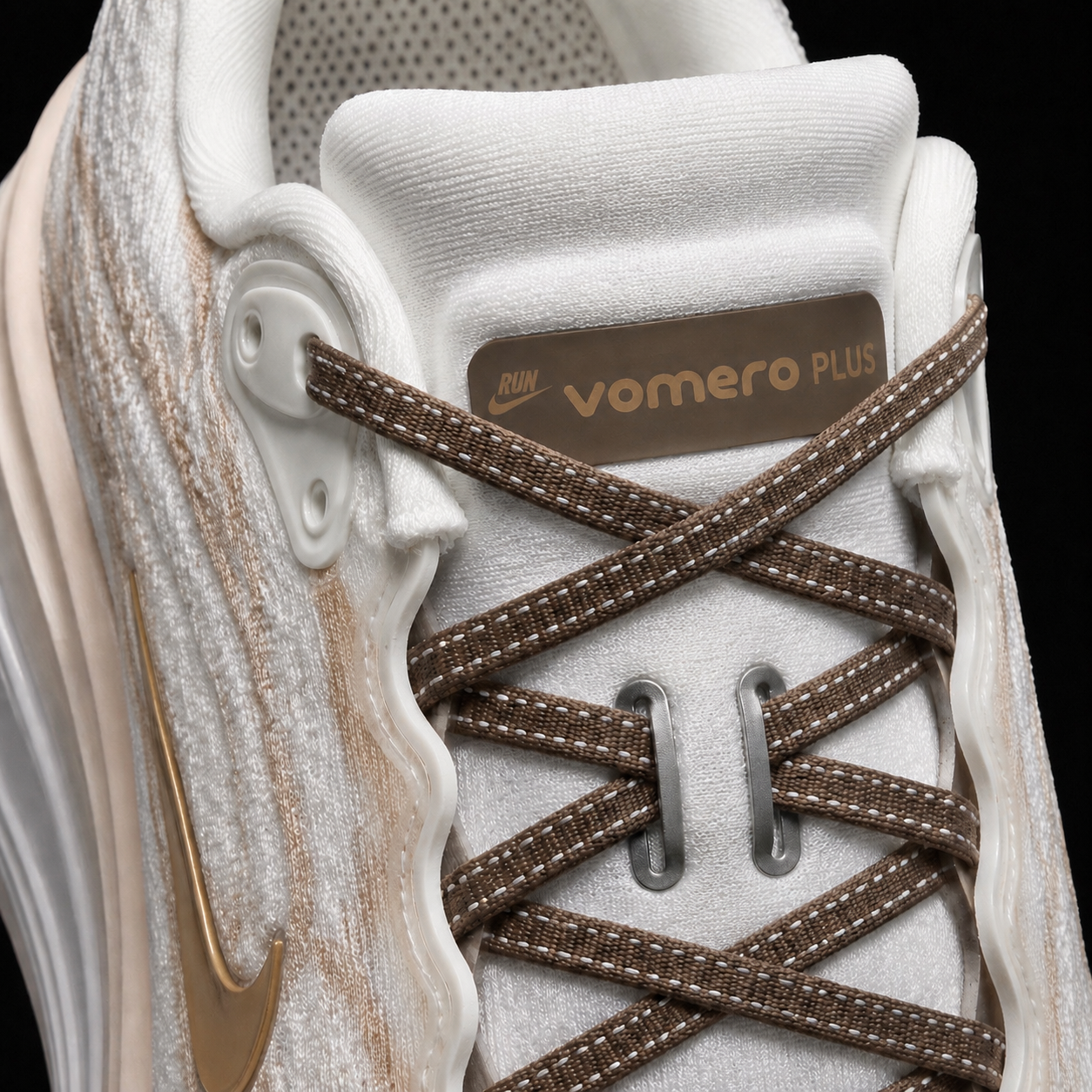 Nike Vomero Plus Summit White Peony, detalle de agujetas — Crazy!Duck Hype