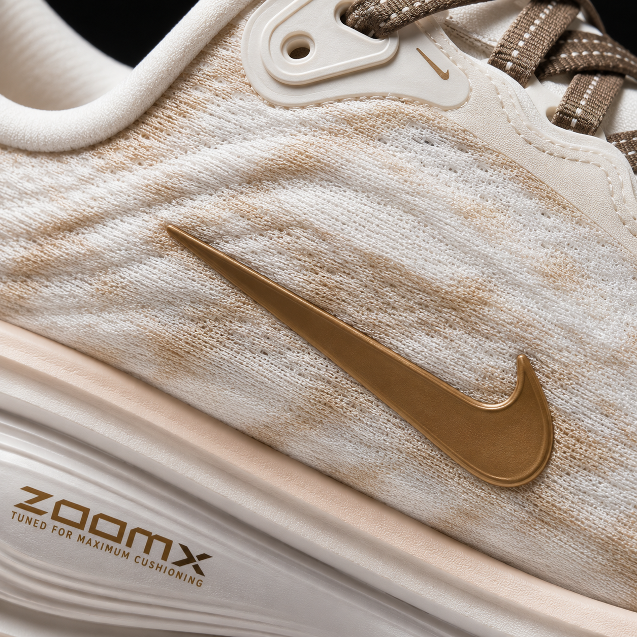 Nike Vomero Plus Summit White Peony, detalle de logo y material — Crazy!Duck Hype
