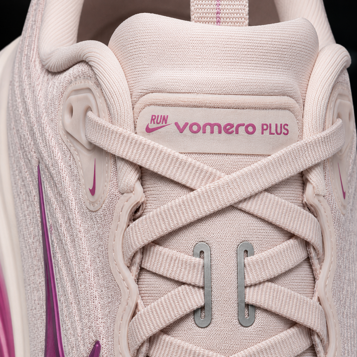 Nike Vomero Plus Sweet Beet Bordeaux, detalle de agujetas — Crazy!Duck Hype