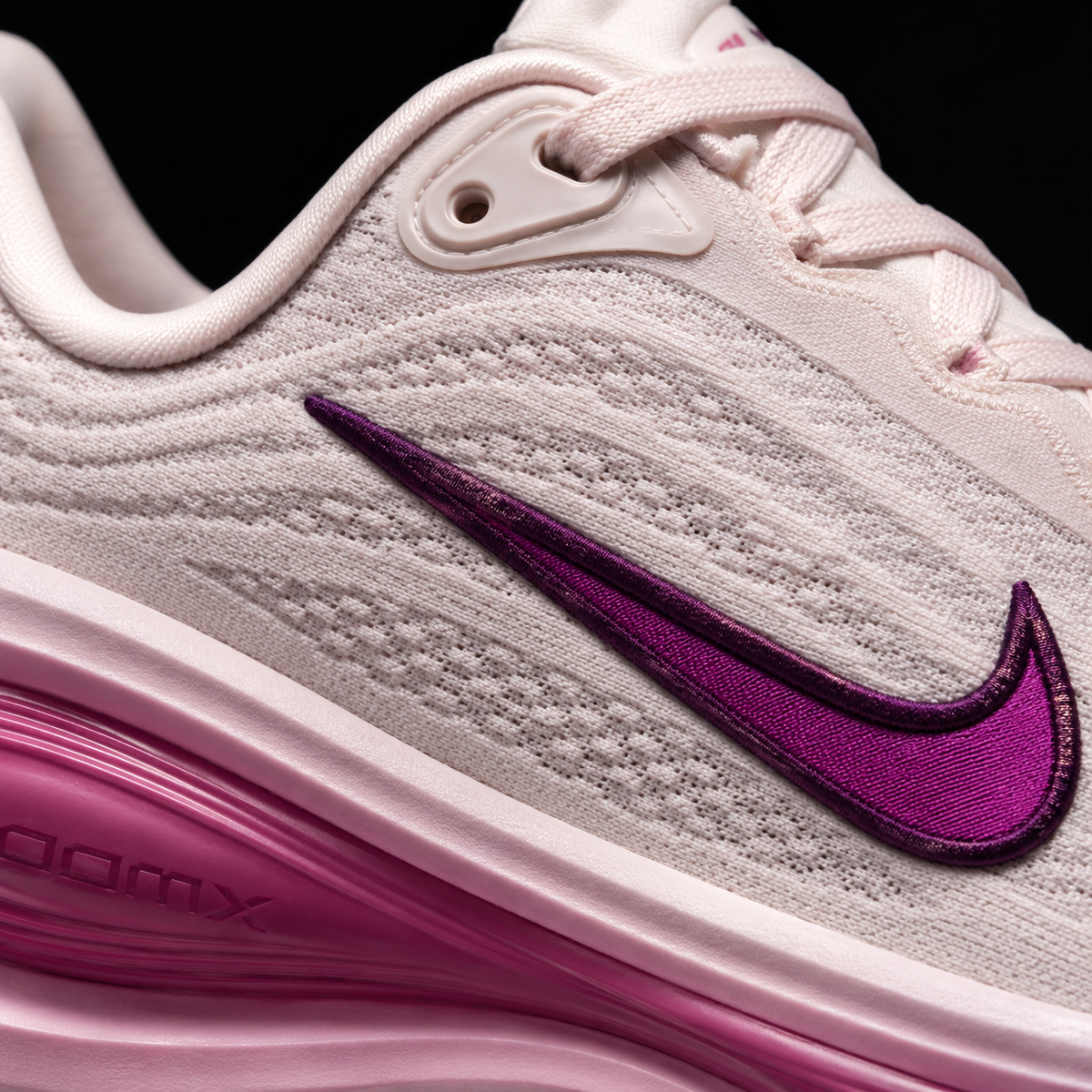 Nike Vomero Plus Sweet Beet Bordeaux, detalle de logo y material — Crazy!Duck Hype