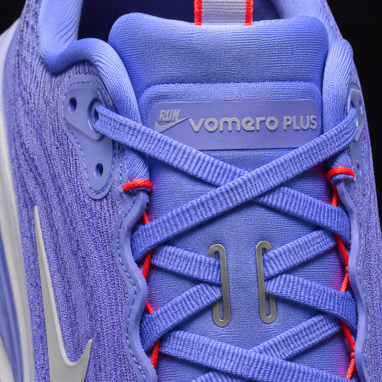 Nike Vomero Plus Violet Mist Sapphire, detalle de agujetas — Crazy!Duck Hype