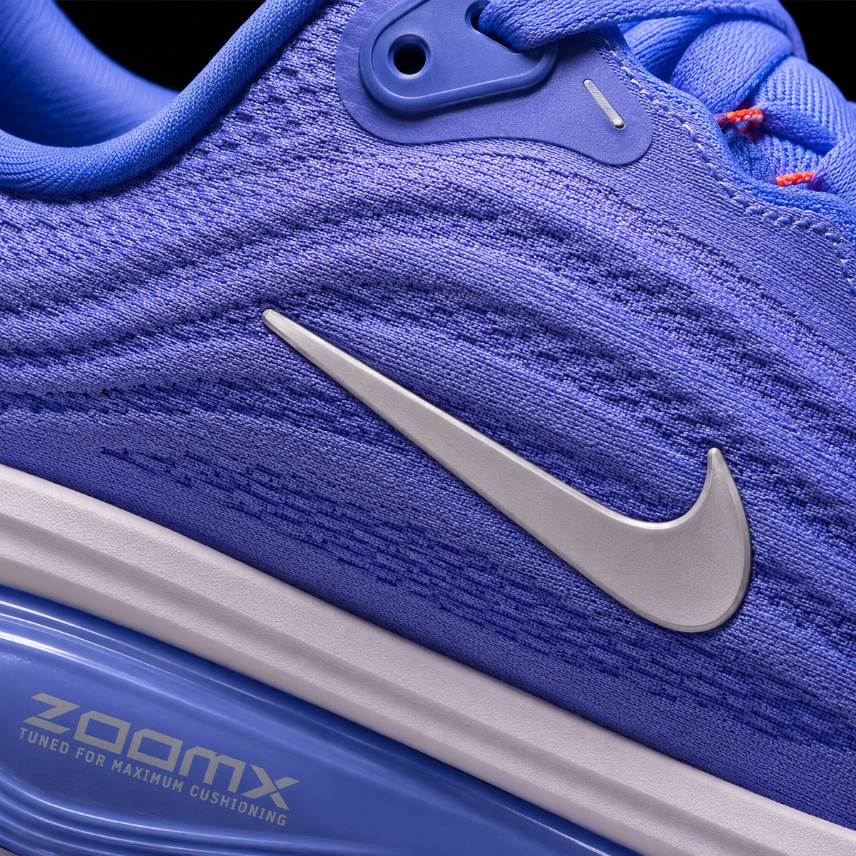 Nike Vomero Plus Violet Mist Sapphire, detalle de logo y material — Crazy!Duck Hype