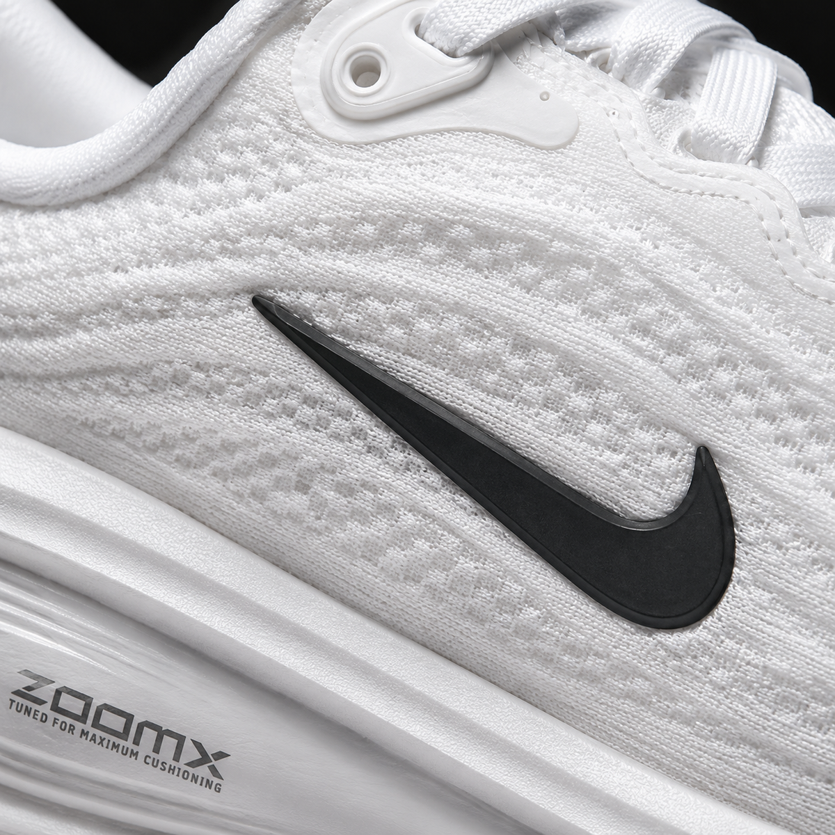 Nike Vomero Plus White Black, detalle de logo y material — Crazy!Duck Hype