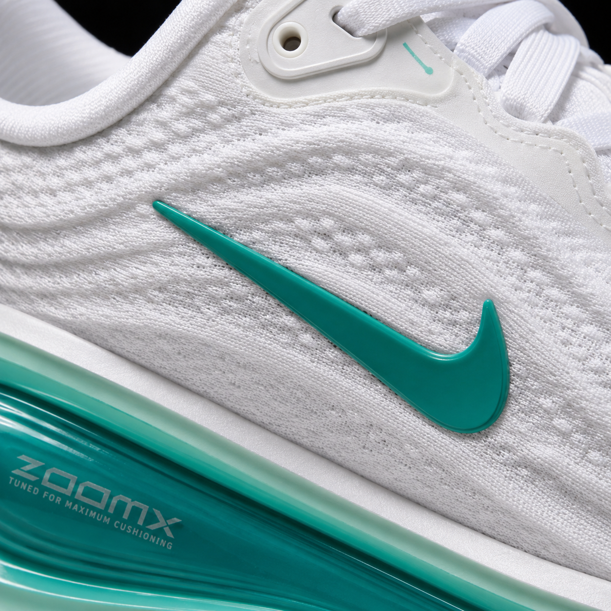 Nike Vomero Plus White Bleached Turquoise, detalle de logo y material — Crazy!Duck Hype