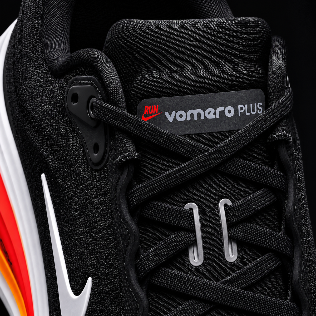 Nike Vomero Plus White Bright Crimson, detalle de agujetas — Crazy!Duck Hype