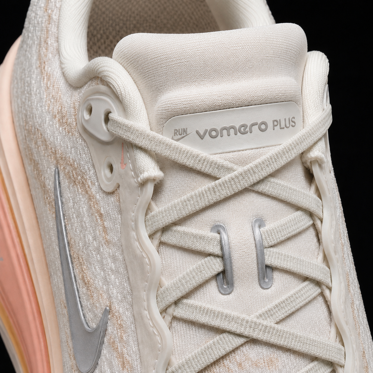 Nike Vomero Plus White Silver Orange, detalle de agujetas — Crazy!Duck Hype