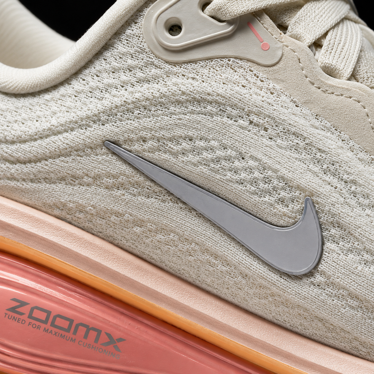 Nike Vomero Plus White Silver Orange, detalle de logo y material — Crazy!Duck Hype